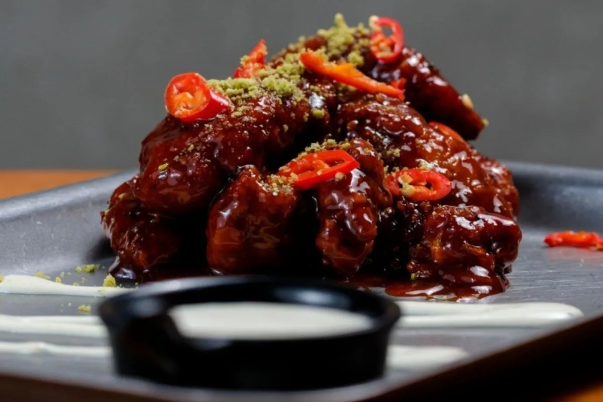 Crispy golden-brown chicken wings with creamy dipping sauce at Mossley Street Food in Kópavogur.