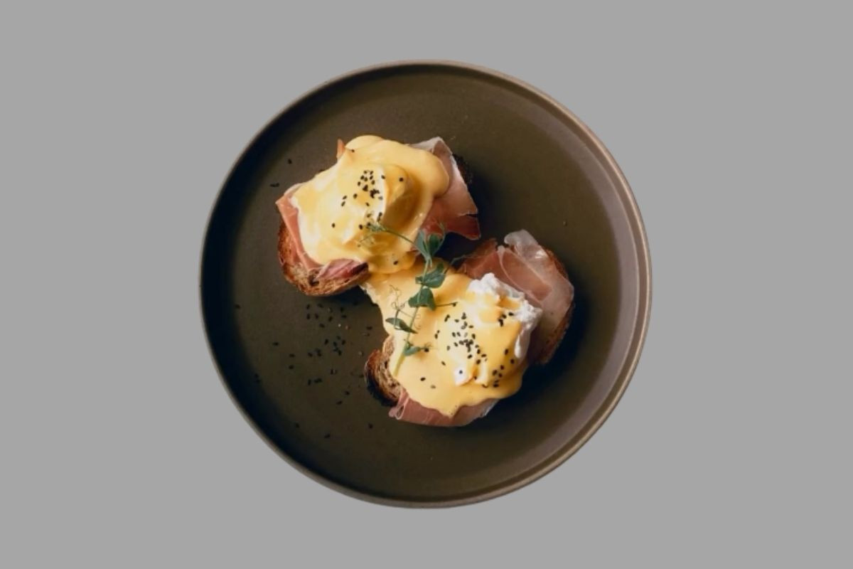 Poached eggs with hollandaise sauce on toast at Ketilkaffi in Akureyri.