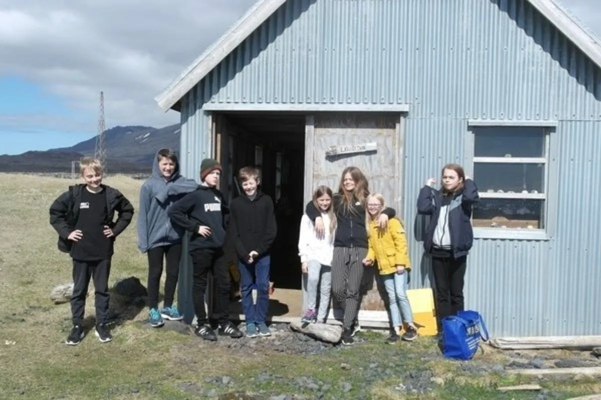 Group of visitors outside Malarif salthouse in Snæfellsbær.