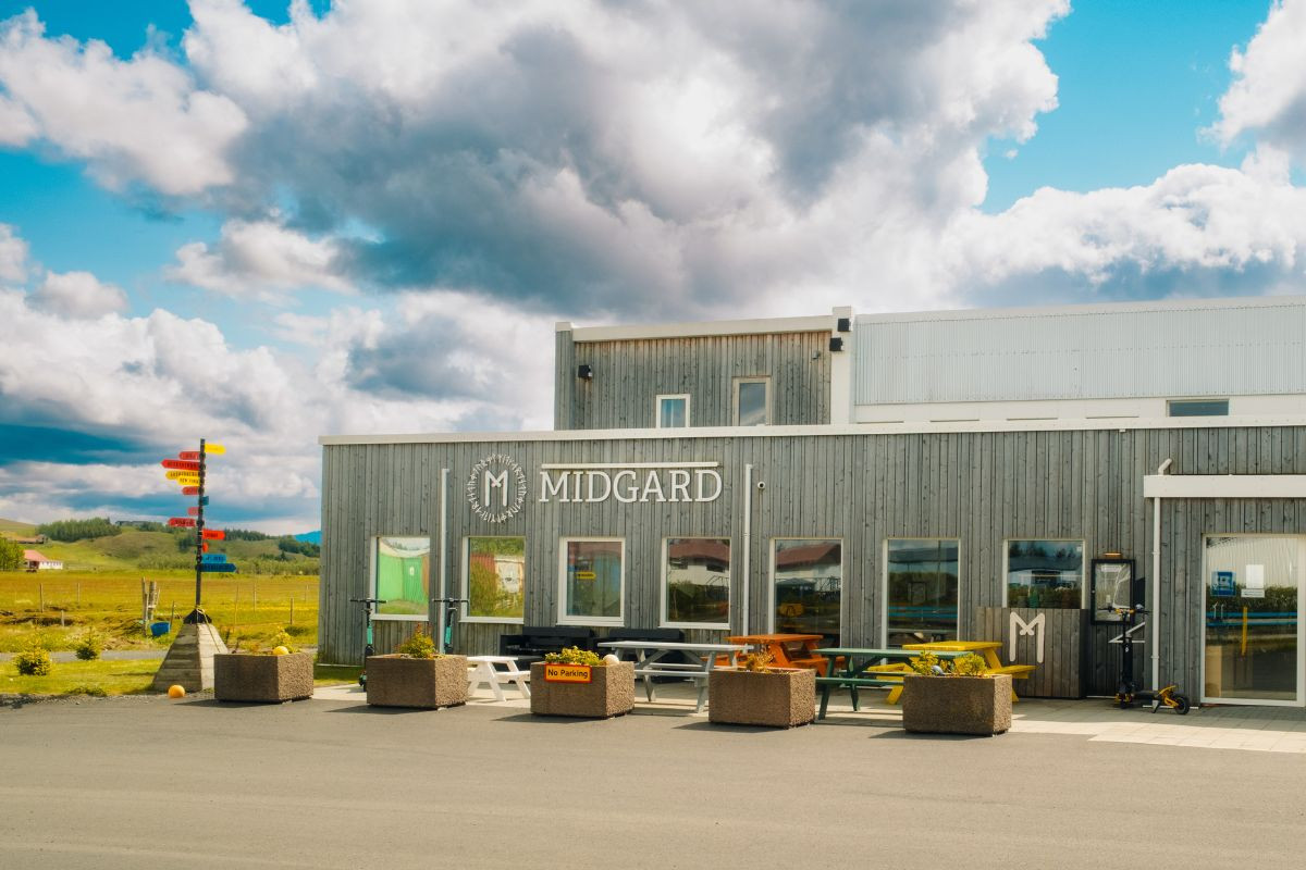 Exterior view of Midgard Restaurant and Base Camp in Hvolsvöllur