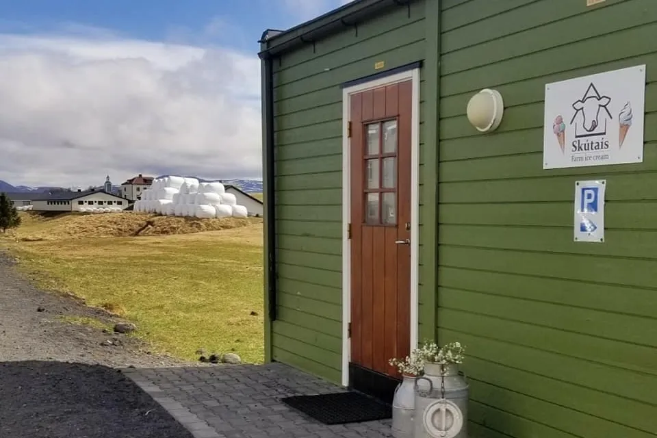 Front view of Skútaís Ice Cream in Skútustaðir.