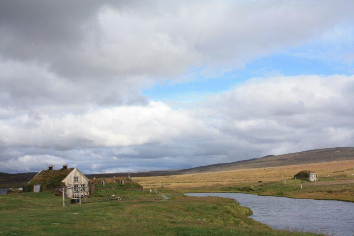 Sænautasel Turf Farmhouse by a peaceful lake near Egilsstaðir.