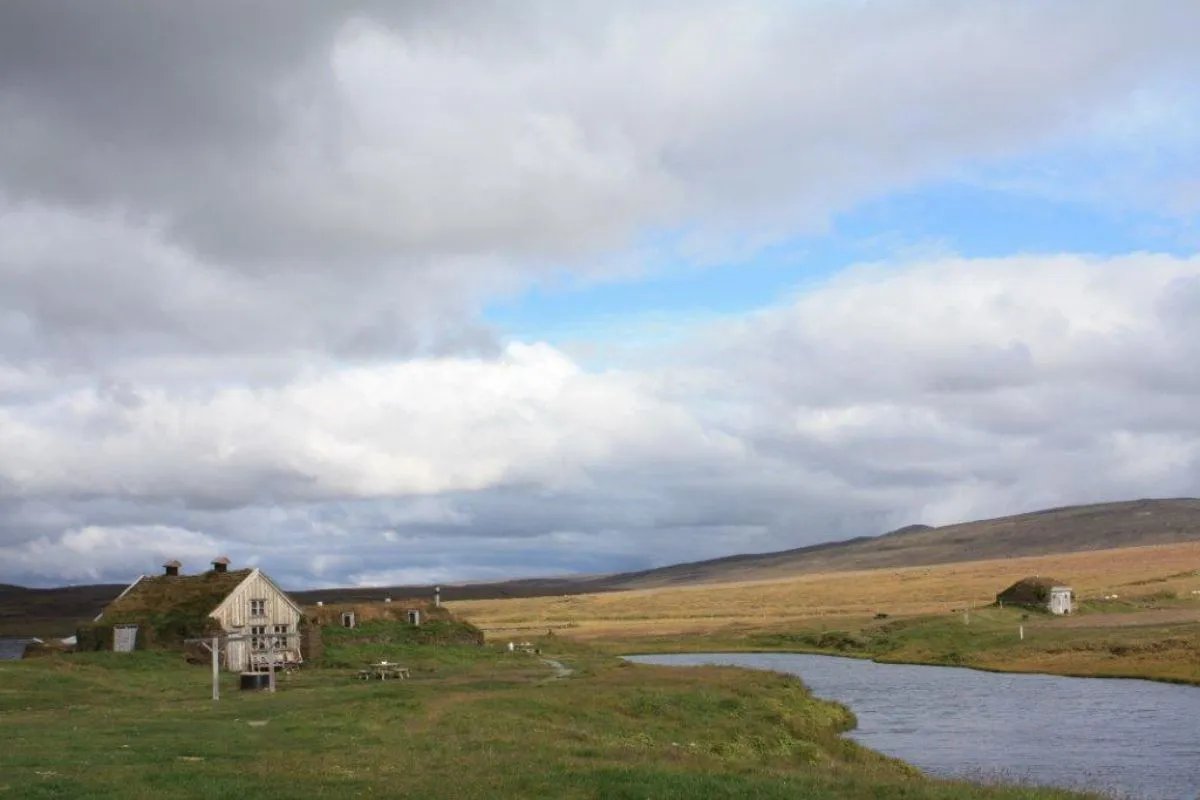 Sænautasel Turf Farmhouse by a peaceful lake near Egilsstaðir.