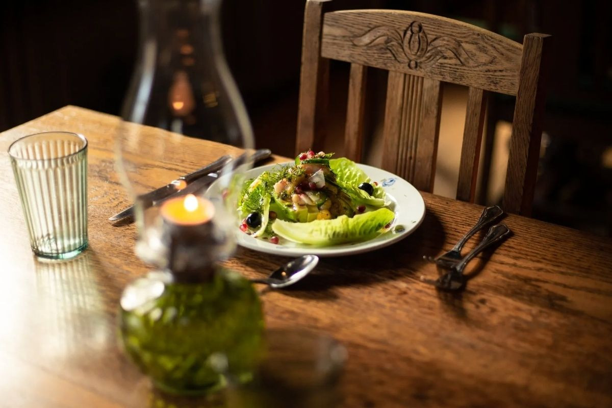 A candlelit dinner scene at Siglunes Guesthouse Restaurant.