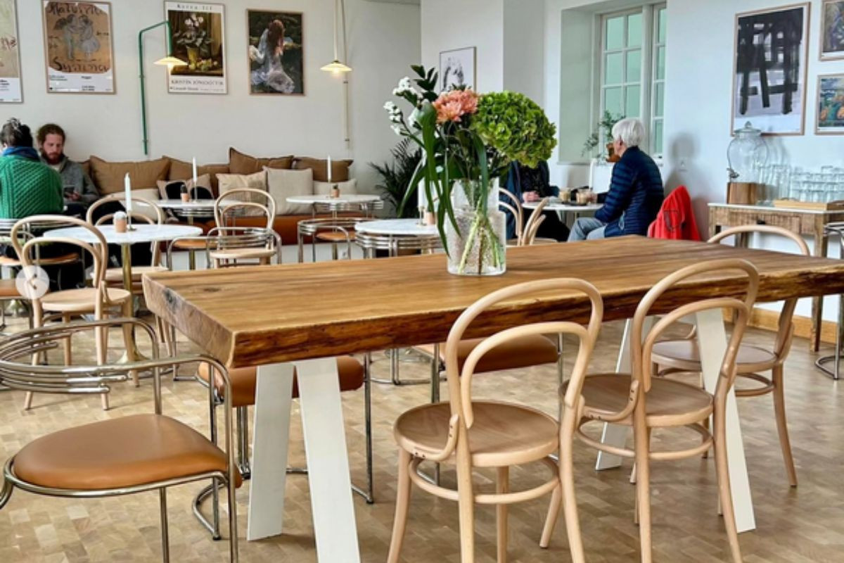 Interior and seating area of Kaktus Espressobar cafe on Fríkirkjuvegur.