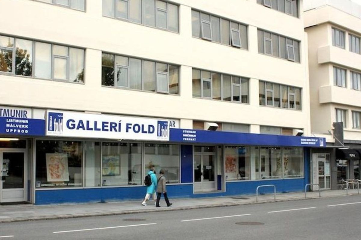 Exterior view of Gallerí Fold art gallery, showing the building facade and blue signage