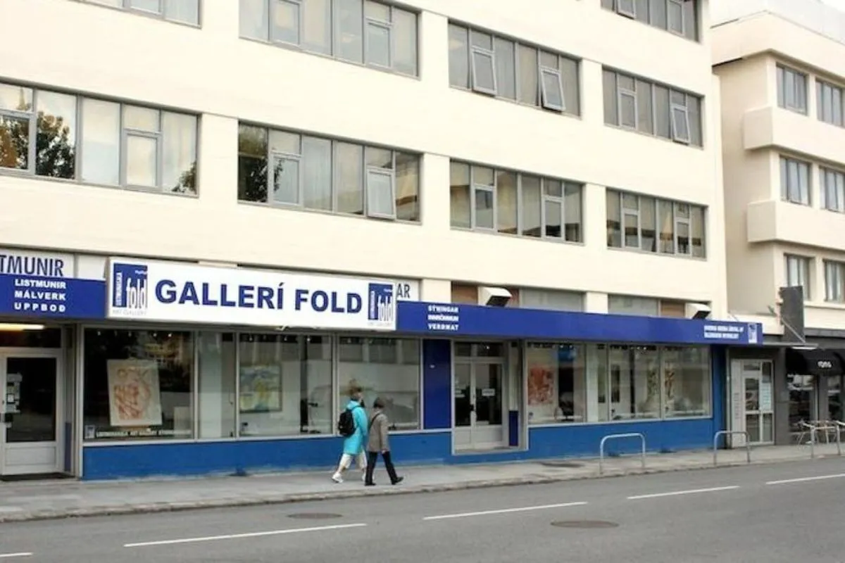Exterior view of Gallerí Fold art gallery, showing the building facade and blue signage