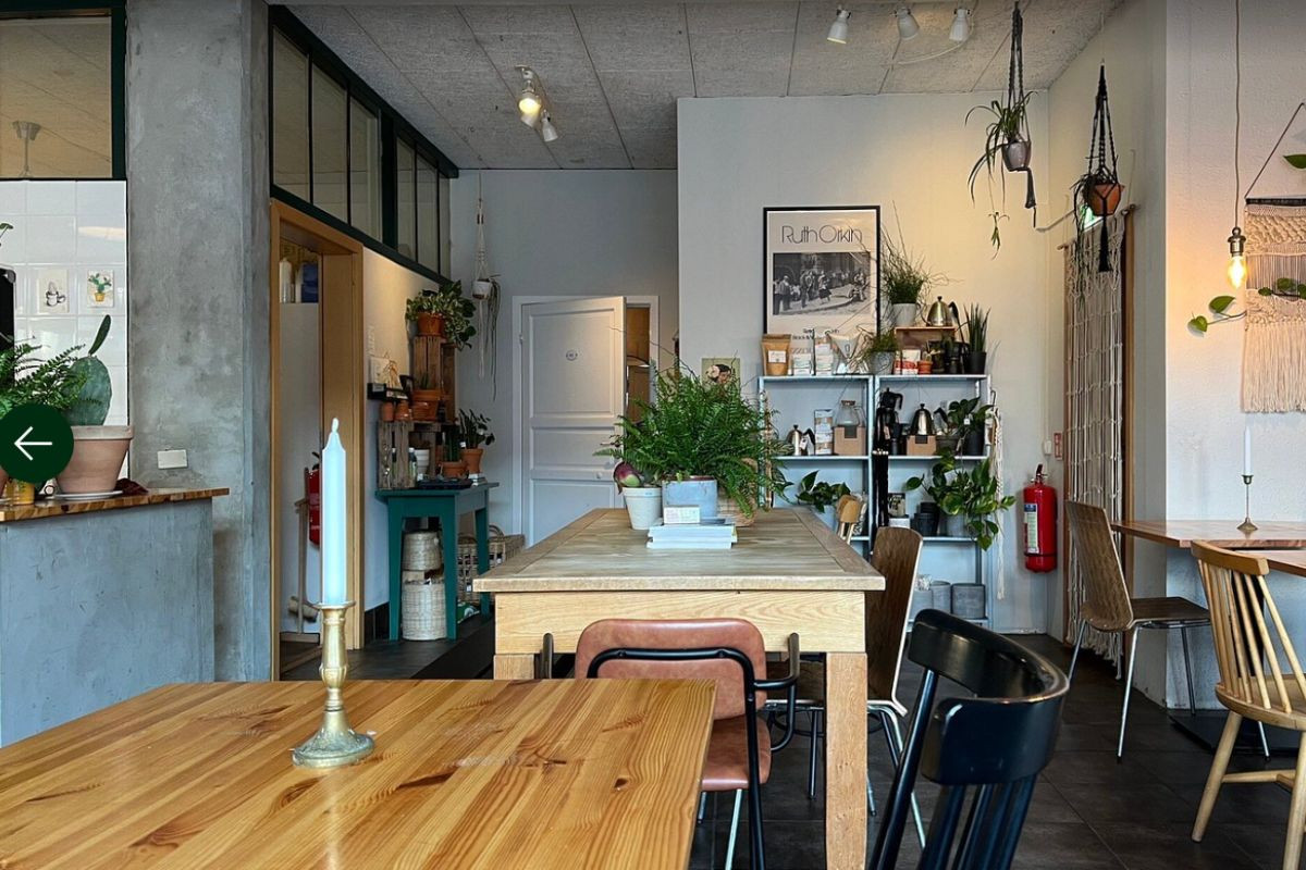 Interior and cozy seating area at Kaktus Espressobar Vitastígur.
