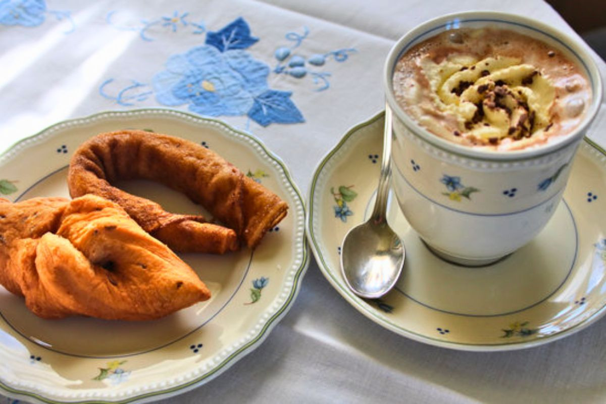 Traditional Icelandic kleinur pastries and hot chocolate topped with whipped cream at Áskaffi.