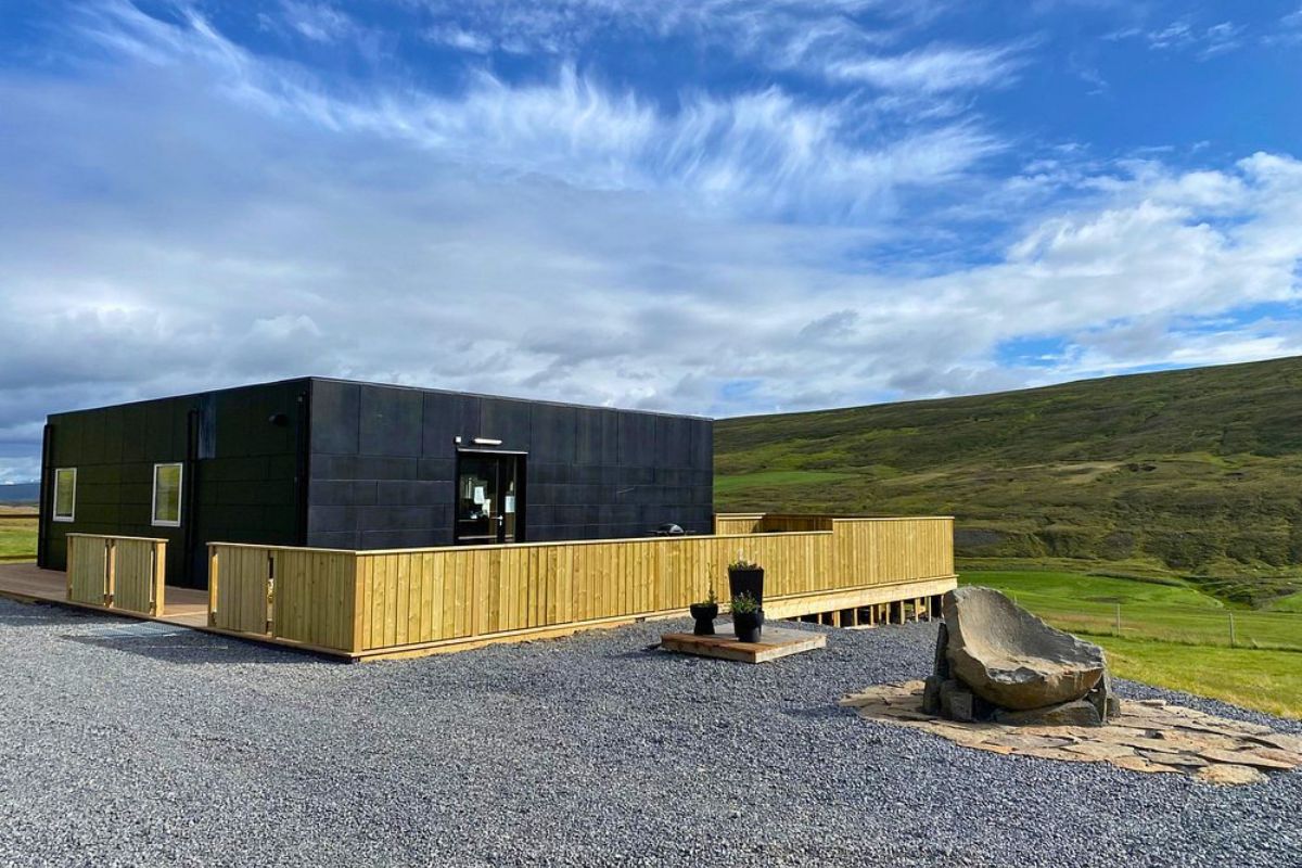 Modern black building of HAK Bistro & café in Egilsstaðir, East Iceland, recommended by Handpicked Iceland.