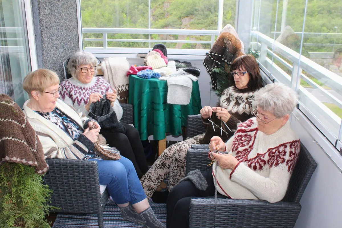 Icelandic women knitting traditional wool sweaters at Stuðlagil – Local Craft East Iceland.