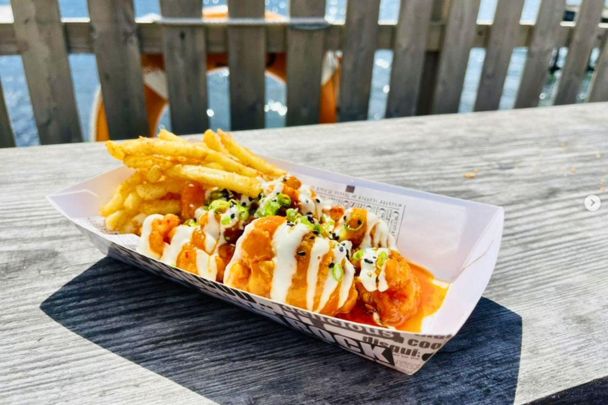 Crispy french fries and saucy chicken bites served outdoors at Beituskúrinn.