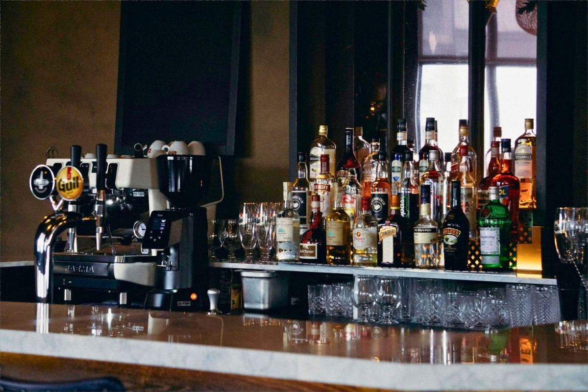 Bar counter with spirits, draft taps and espresso machine at Snorrabar